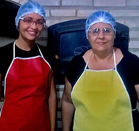 Grayce ao lado de Gilméia na cozinha