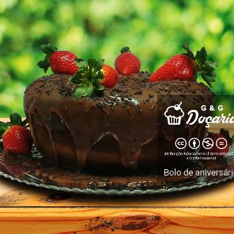 Bolo de aniversário de chocolate com recheio de brigadeiro e morangos sobre uma mesa