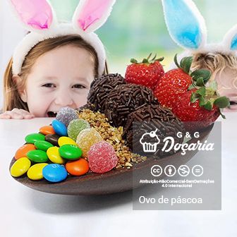 Crianças com orelhas de coelho observando sob a mesa um ovo de páscoa de colher com recheio de limão e brigadeiro coberto com M&M's, balas de goma, brigadeiros de festa e morangos